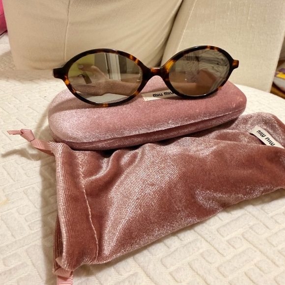Miu Miu Miu Regard with mirrored lenses  Sunglasses with the Velvet Pink Case main image 7